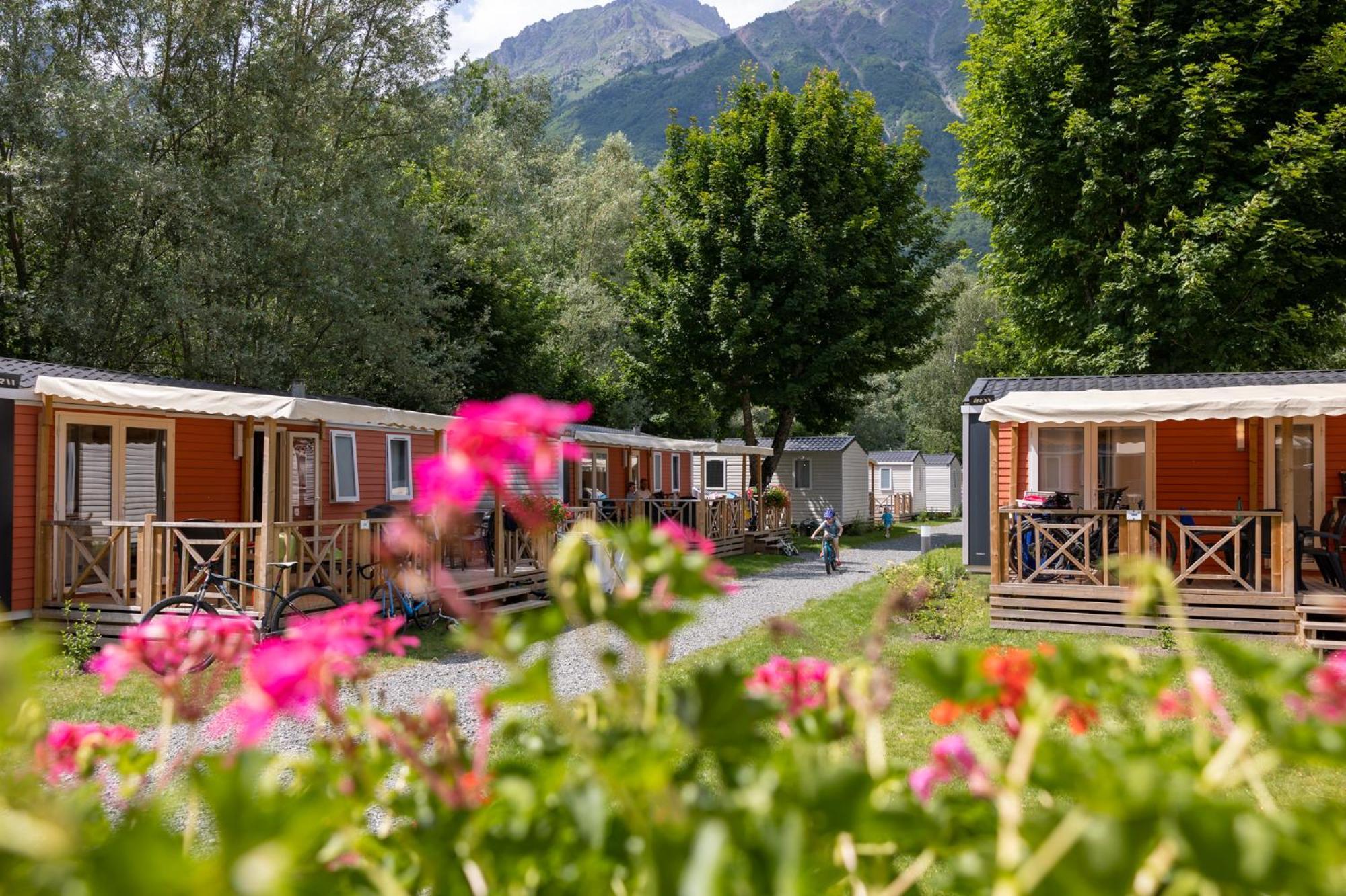 Camping Rcn Belledonne Le Bourg-dʼOisans Exterior foto